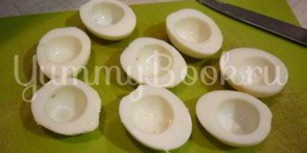 яйца, фаршированные тунцом и свежим огурцом