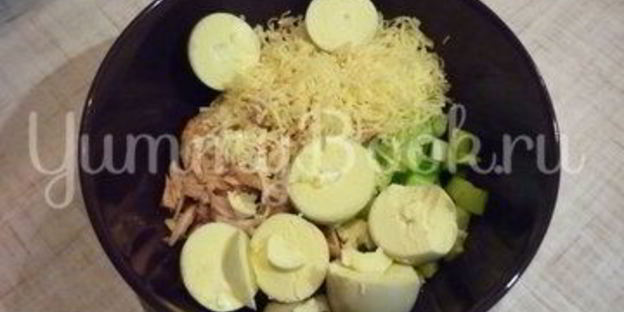 яйца, фаршированные тунцом и свежим огурцом