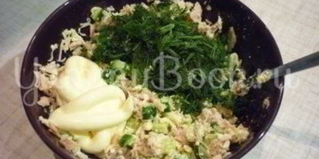 яйца, фаршированные тунцом и свежим огурцом