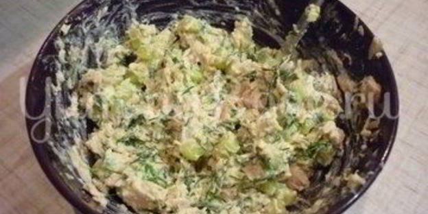 яйца, фаршированные тунцом и свежим огурцом