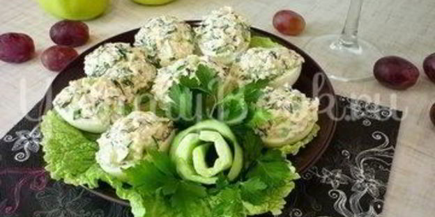 яйца, фаршированные тунцом и свежим огурцом