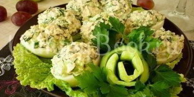 яйца, фаршированные тунцом и свежим огурцом