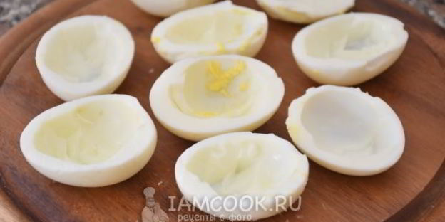 яйца, фаршированные тунцом