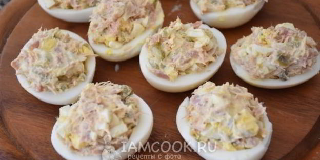 яйца, фаршированные тунцом