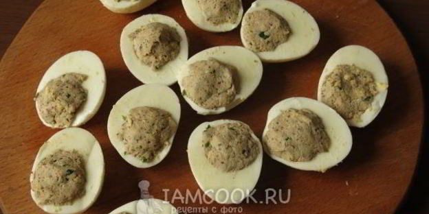 яйца фаршированные в цветном желе