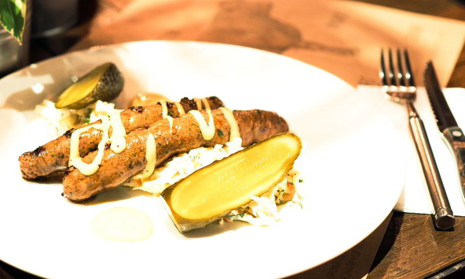 Рецепт говяжьих сосисок с салатом коул-слоу