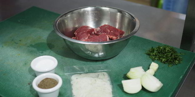 говяжьи сосиски с салатом коул-слоу