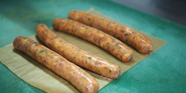 говяжьи сосиски с салатом коул-слоу