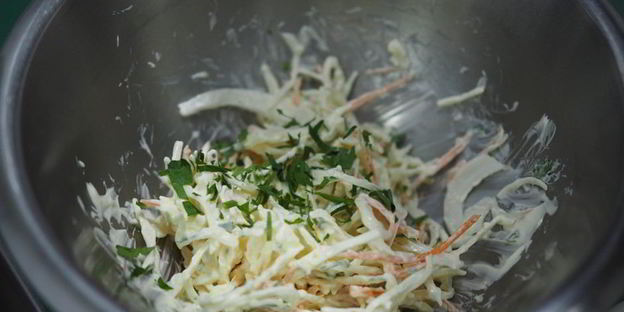 говяжьи сосиски с салатом коул-слоу