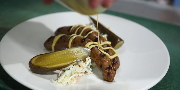 говяжьи сосиски с салатом коул-слоу