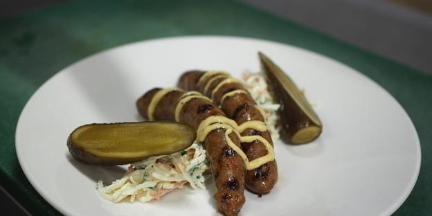 говяжьи сосиски с салатом коул-слоу