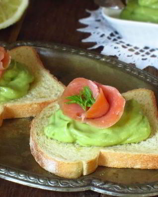 Чесночные гренки с муссом из авокадо и лососем