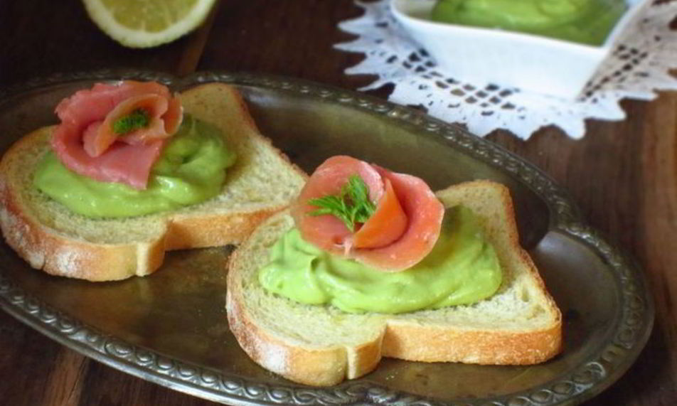 Рецепт чесночных гренков с муссом из авокадо и лососем