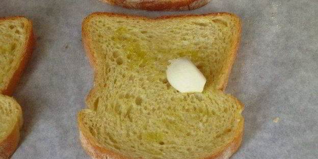 чесночные гренки с муссом из авокадо и лососем