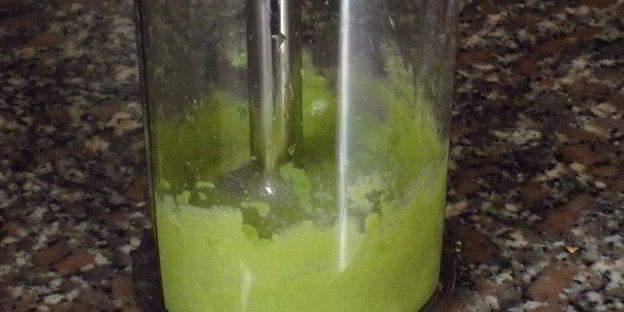 чесночные гренки с муссом из авокадо и лососем