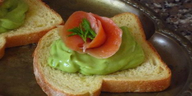 чесночные гренки с муссом из авокадо и лососем