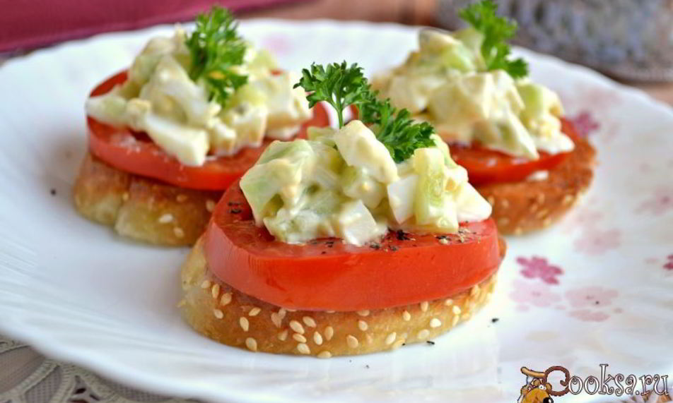 Рецепт чесночных гренков с помидорами и яично-огуречным салатом