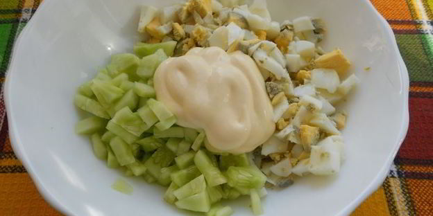 чесночные гренки с помидорами и яично-огуречным салатом