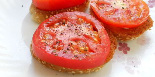 чесночные гренки с помидорами и яично-огуречным салатом