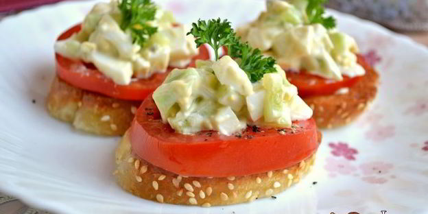 чесночные гренки с помидорами и яично-огуречным салатом