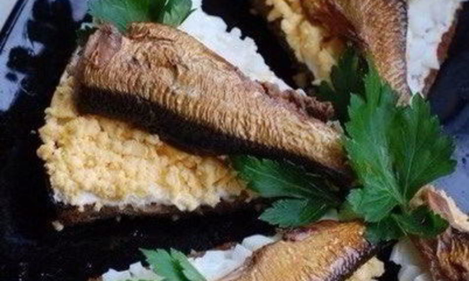 Рецепт чесночных гренков с яйцом и шпротами