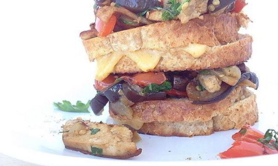 Рецепт двойных гренков без яиц с овощами