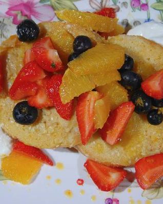 Французские гренки с апельсином и ягодами