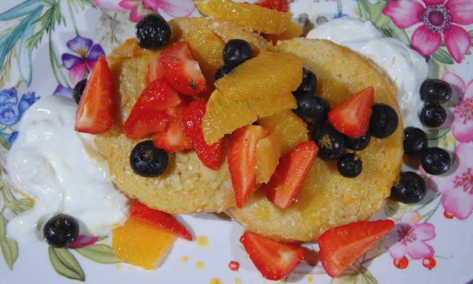 Рецепт французских гренков с апельсином и ягодами