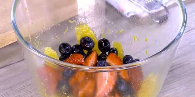 французские гренки с апельсином и ягодами