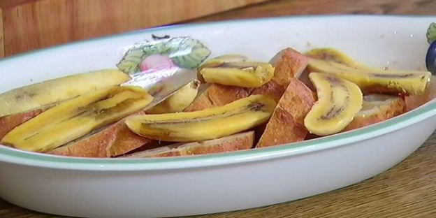 французские гренки с бананами и карамельным соусом