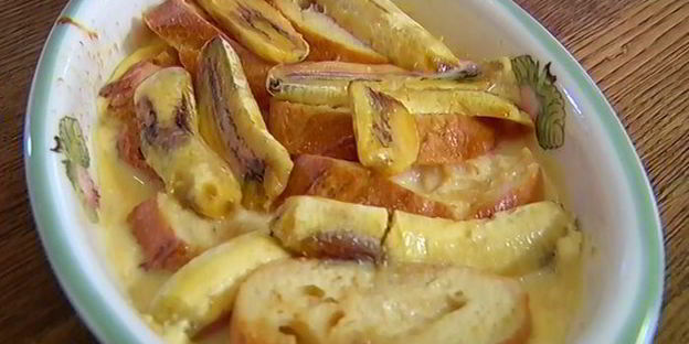 французские гренки с бананами и карамельным соусом