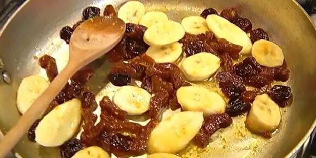 французские гренки с сушеной вишней и курагой