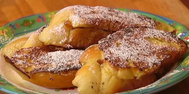 французские гренки с сушеной вишней и курагой