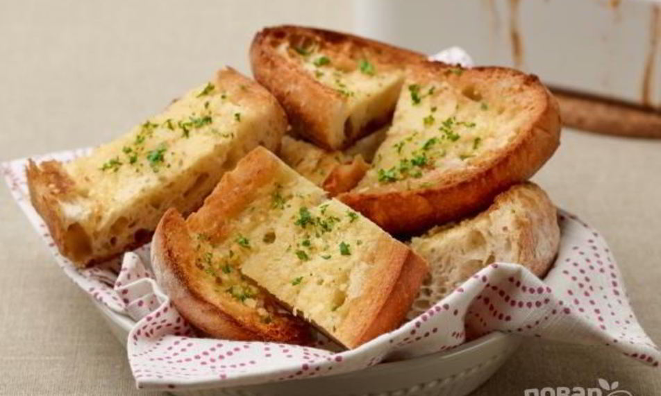 Рецепт гренков из белого хлеба с чесноком