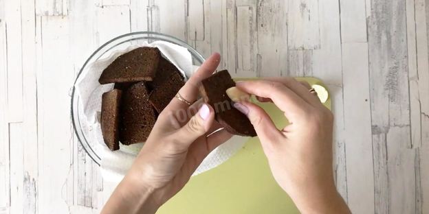 гренки из черного хлеба с чесноком