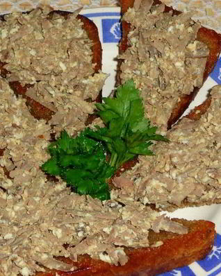 Гренки из черного хлеба с печенью и яйцом