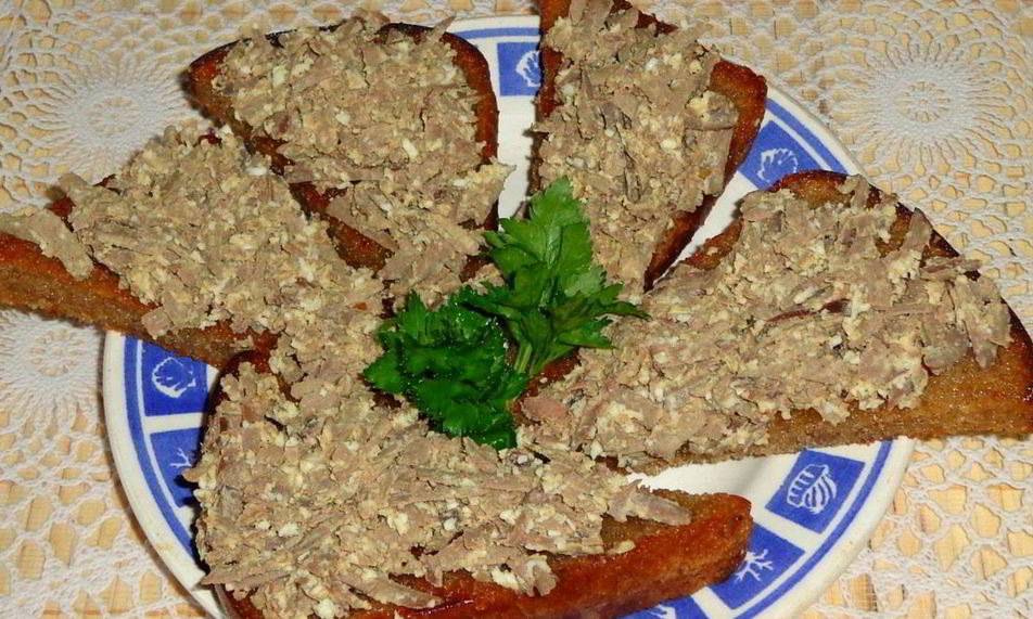 Рецепт гренков из черного хлеба с печенью и яйцом