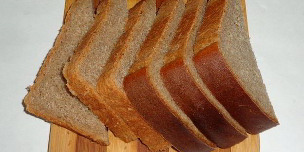 гренки из черного хлеба с печенью и яйцом