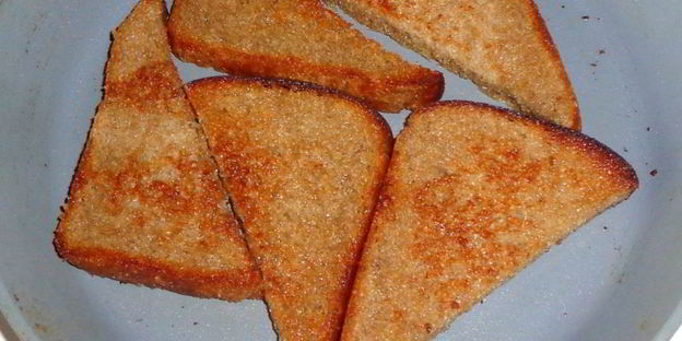 гренки из черного хлеба с печенью и яйцом