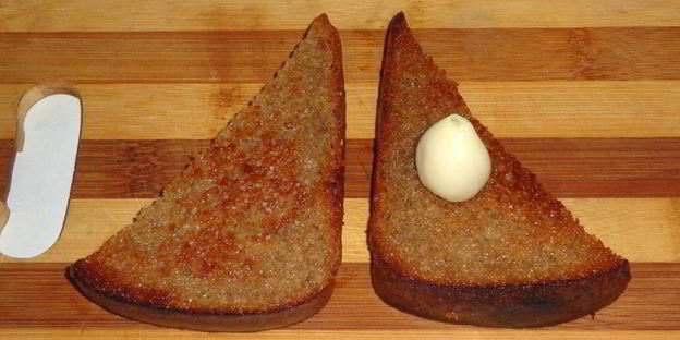 гренки из черного хлеба с печенью и яйцом