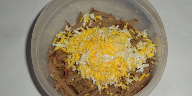 гренки из черного хлеба с печенью и яйцом