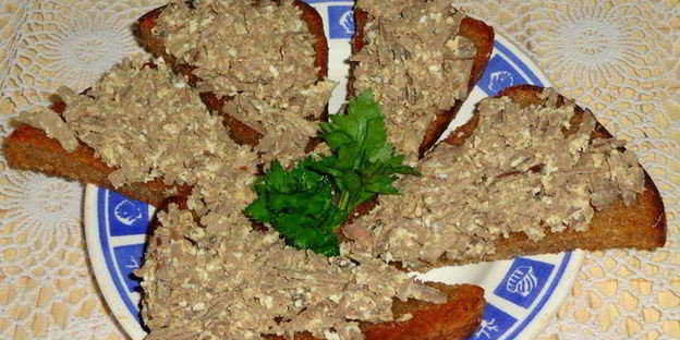 гренки из черного хлеба с печенью и яйцом