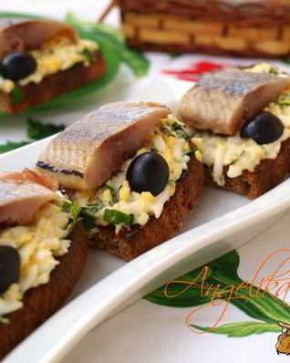 Гренки из ржаного хлеба с сельдью