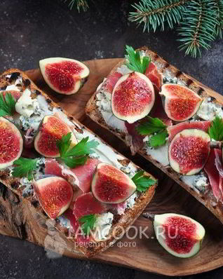 Гренки с хамоном, инжиром и двумя видами сыра