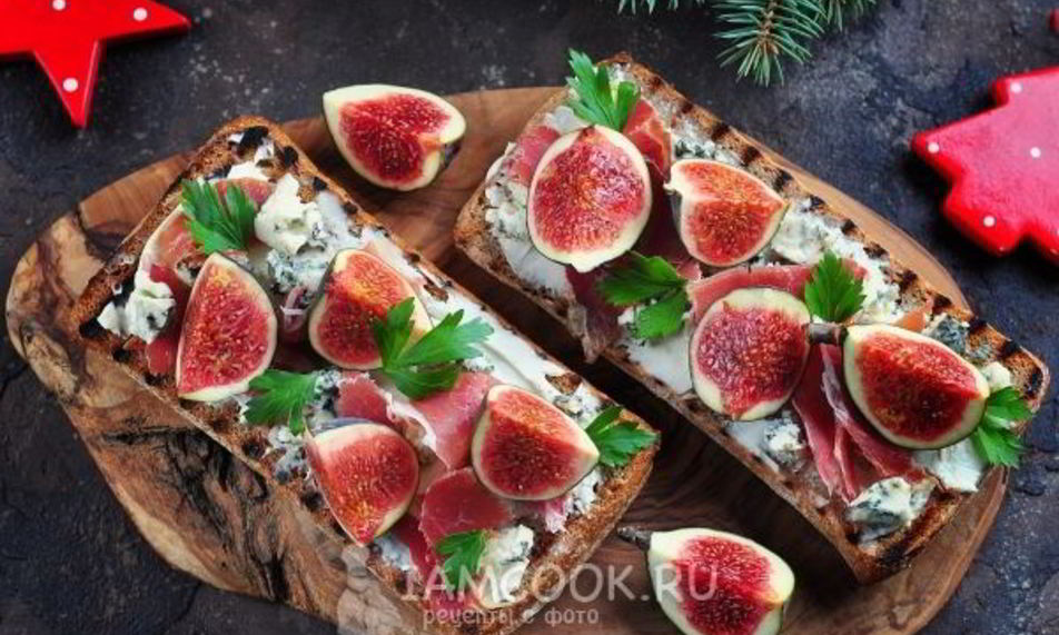 Рецепт гренков с хамоном, инжиром и двумя видами сыра