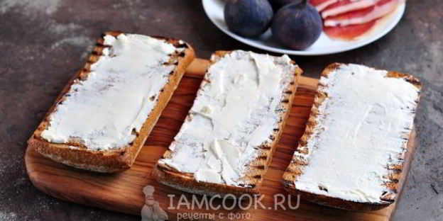 гренки с хамоном, инжиром и двумя видами сыра