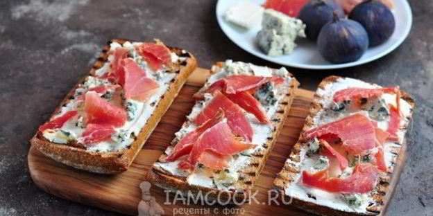 гренки с хамоном, инжиром и двумя видами сыра