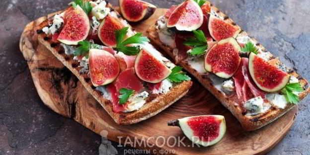 гренки с хамоном, инжиром и двумя видами сыра