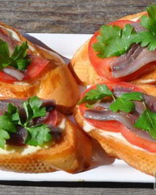Гренки с хамсой и помидорами