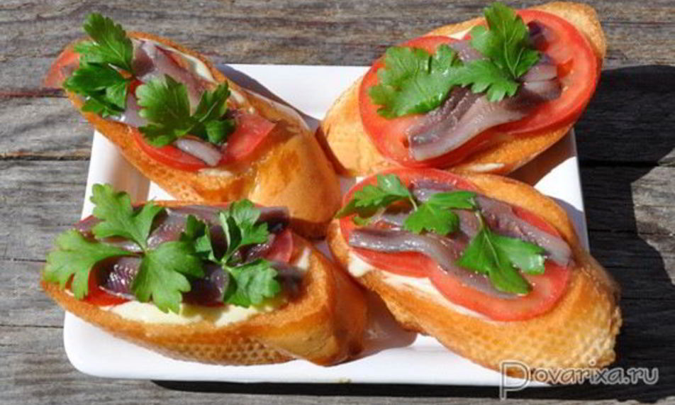 Рецепт гренков с хамсой и помидорами